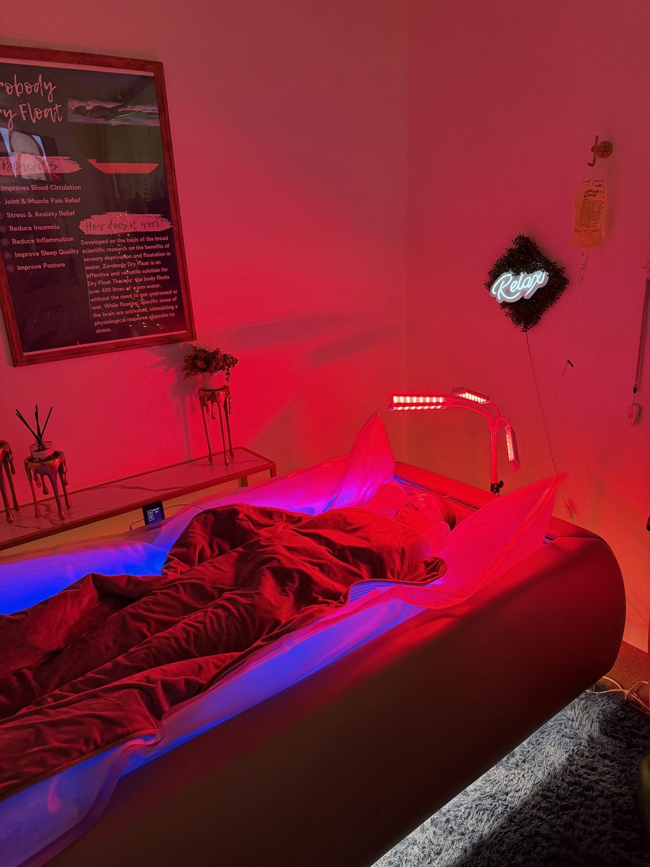 A dry float bed under red light