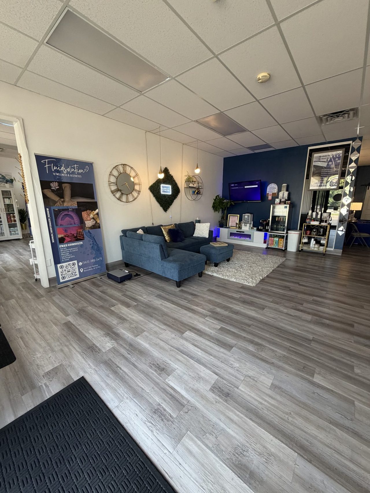 The front lounge, where members settle in between visits
